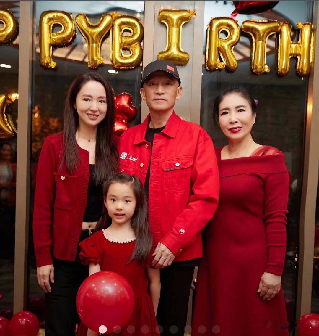 这是董璇过生日时带着女儿，和爸妈一张温馨的合影。那时的董璇刚离婚不久，孤苦伶仃带