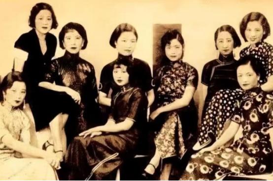 1926年，剥皮将军张宗昌终于如愿以偿，霸占了美人陈佩瑜。新婚之夜，张宗昌下令把