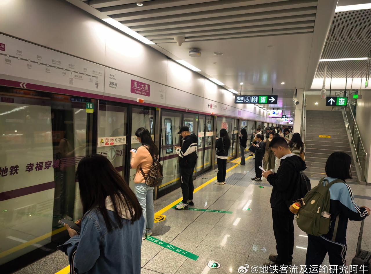 08:04，5号线浦上大道站往荆溪方向候车客流（图1）。08:05，浦上大道→