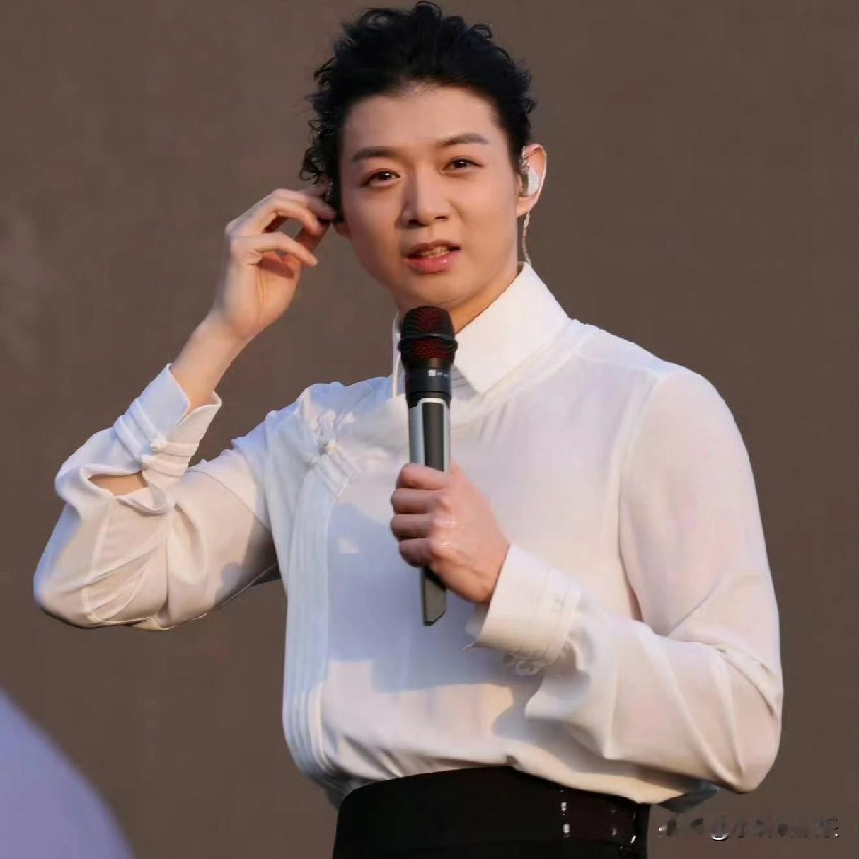 家人们，我不是最后一个知道的吧那个被女朋友害得退圈的霍尊竟然在去年就悄悄