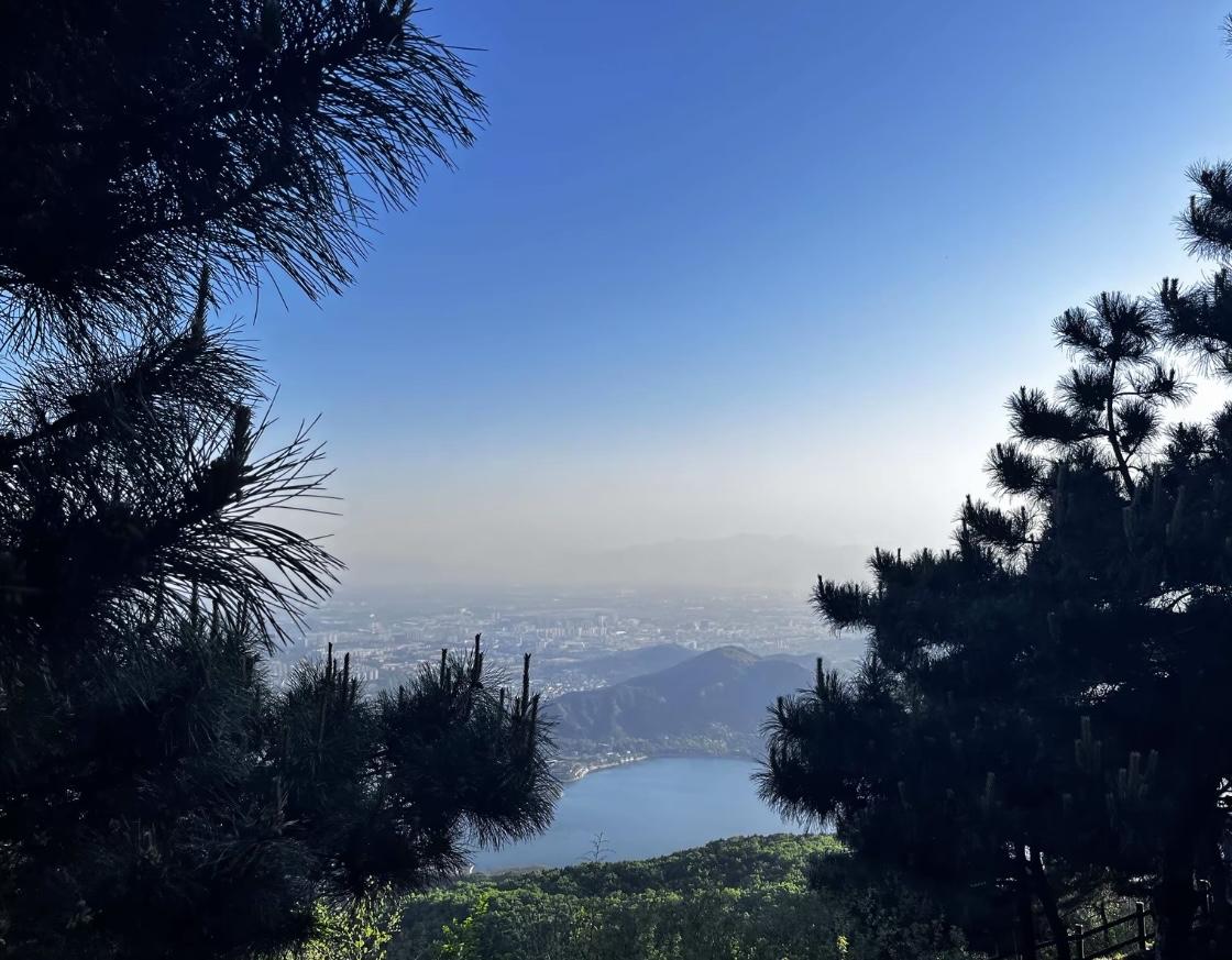蟒山国家森林公园，从南天门出发到天池，历经腿肚酸软汗流浃背的一百六十分钟，登高远