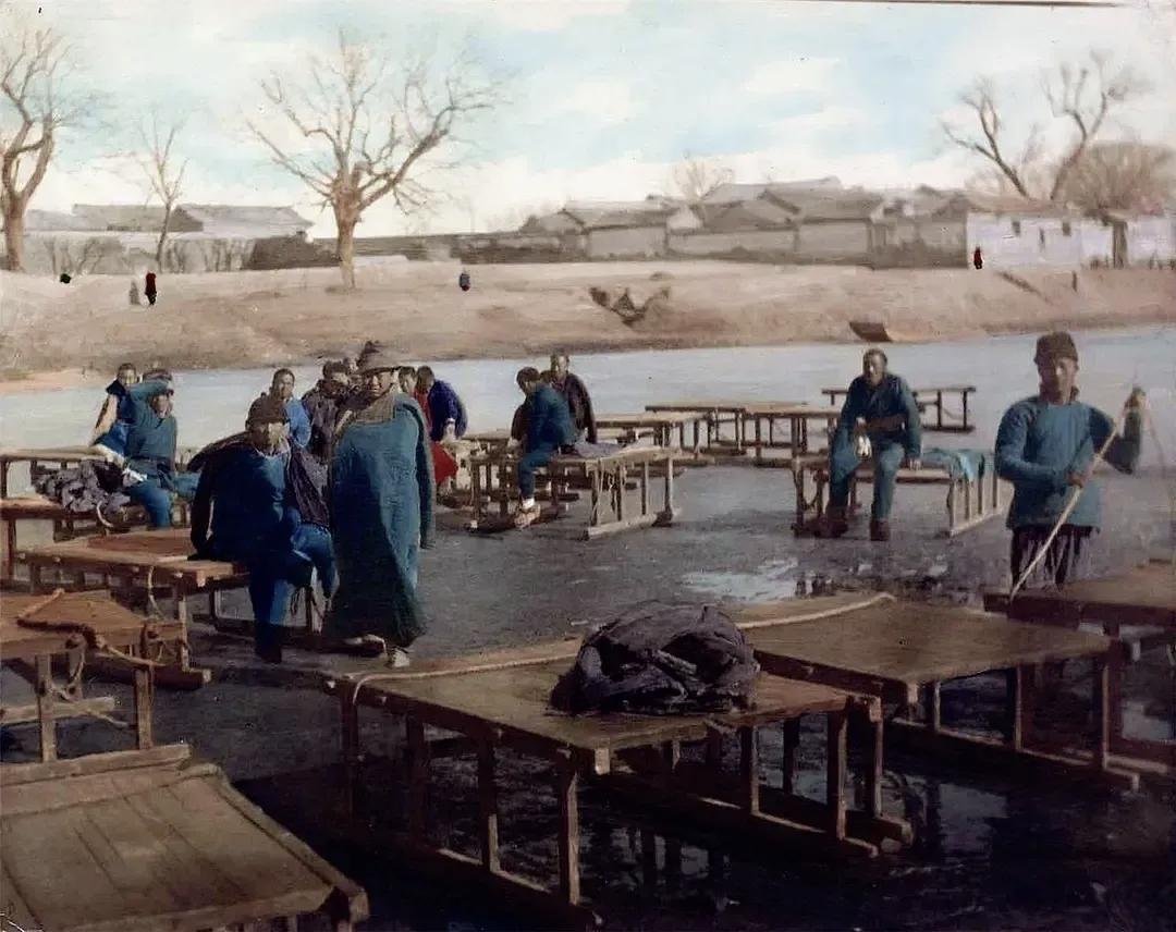 多年前的老照片，真实的记录了当时的生活。谁知道他们这是干什么呢！