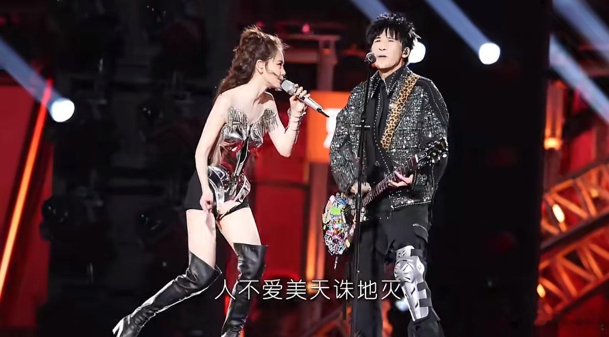 哈哈哈哈哈哈哈哈现在看到戚薇大张伟同台就想笑