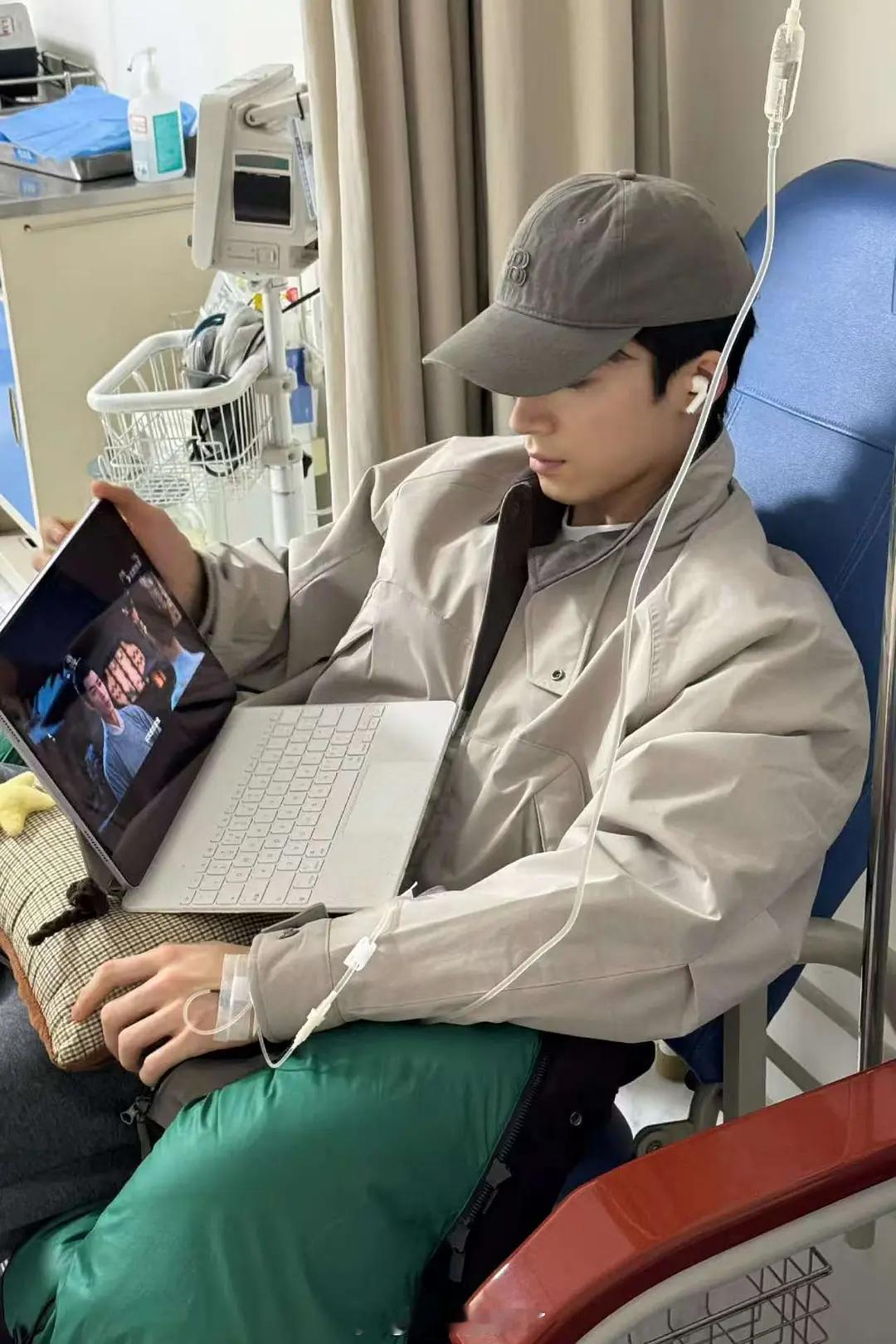 王星越打吊针给《唐宫》做剧宣，好努力啊。