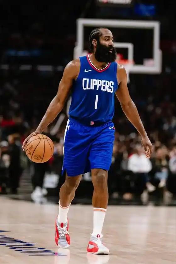 哈登尴尬了！ 前NBA球员路威廉姆斯最近在一档播客节目里，直截了当地戳破了詹