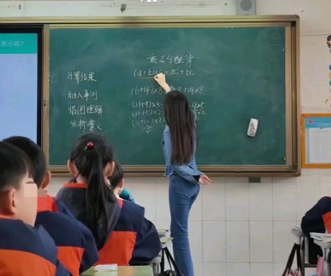 贵州，一小学老师在上课时3次看到一名男生趴在同桌女生的大腿上，女生都未作任何反对