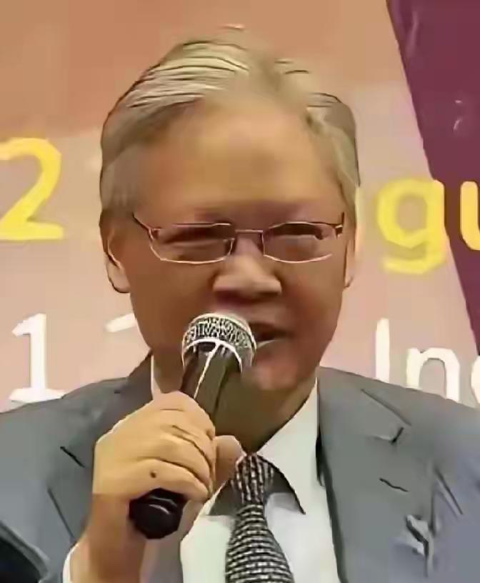 底下评论炸了锅：“这不就是印度人吗？”有的说他是东阳人，给东阳蒙羞！他到底是