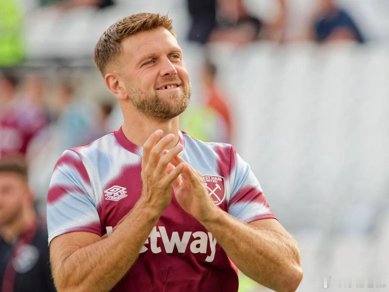 【强力中锋】意大利天空体育：米兰计划引进32岁的西汉姆前锋菲尔克鲁格，冬窗以租借