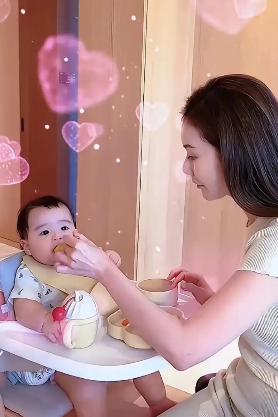 小汪宝太乖了！自己抱奶瓶喝奶，马筱梅带娃真的太温柔了​​​