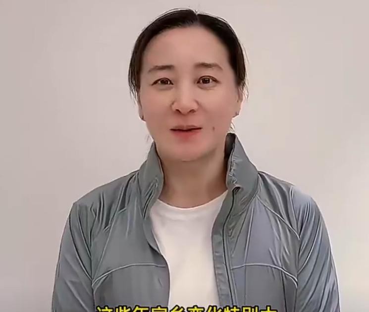 瘦下来的贾玲，为何陷入“断崖式衰老”争议凭借《热辣滚烫》百斤暴瘦、完成极致逆袭的贾玲，一度成为全网自