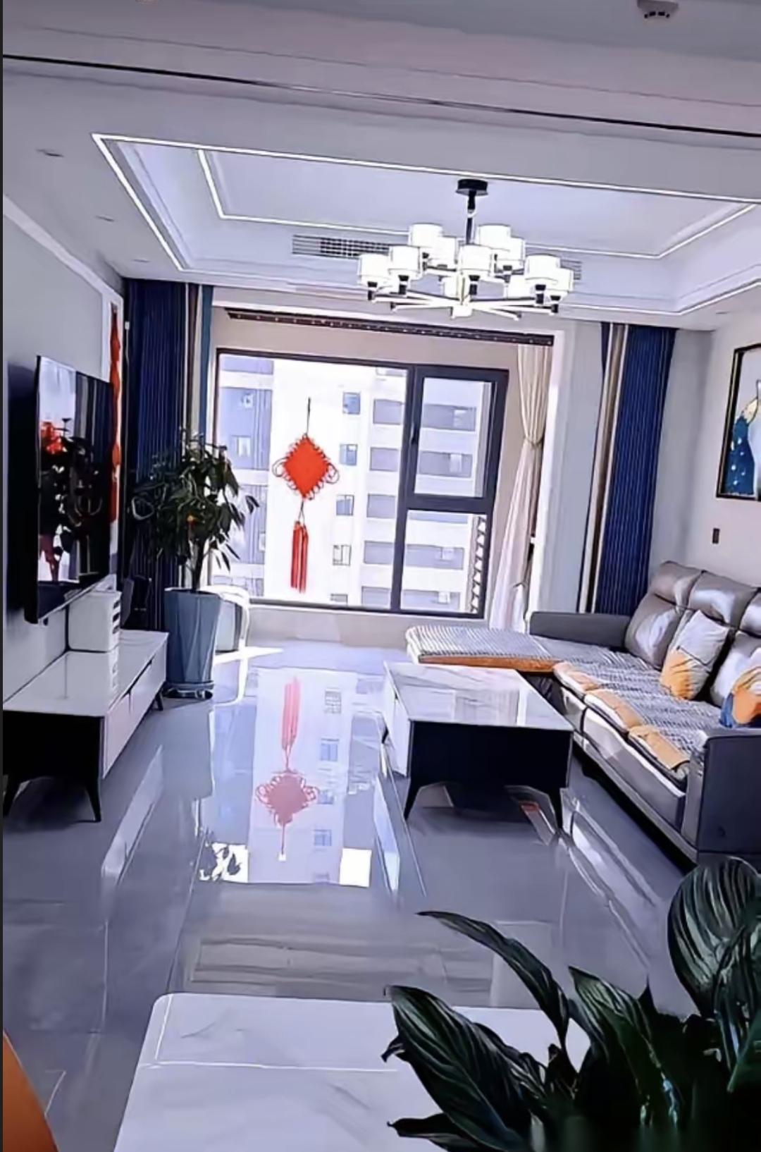 去年夏天我咬牙签了购房合同，在市郊买了一套108平米的二手房，全款72万。中介说