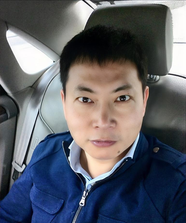 2013年6月，余承东用刚刚发布的华为AscendP6美照相机秀了一把自拍，5