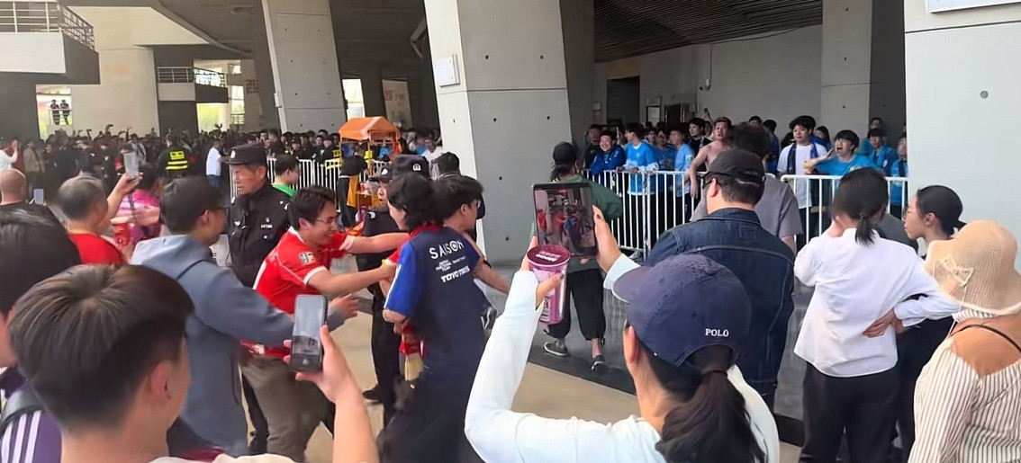 大连球迷在沈阳又被欺负了！大连鲲城今天下午在沈阳客场对阵沈阳，虽然1:2输了，但