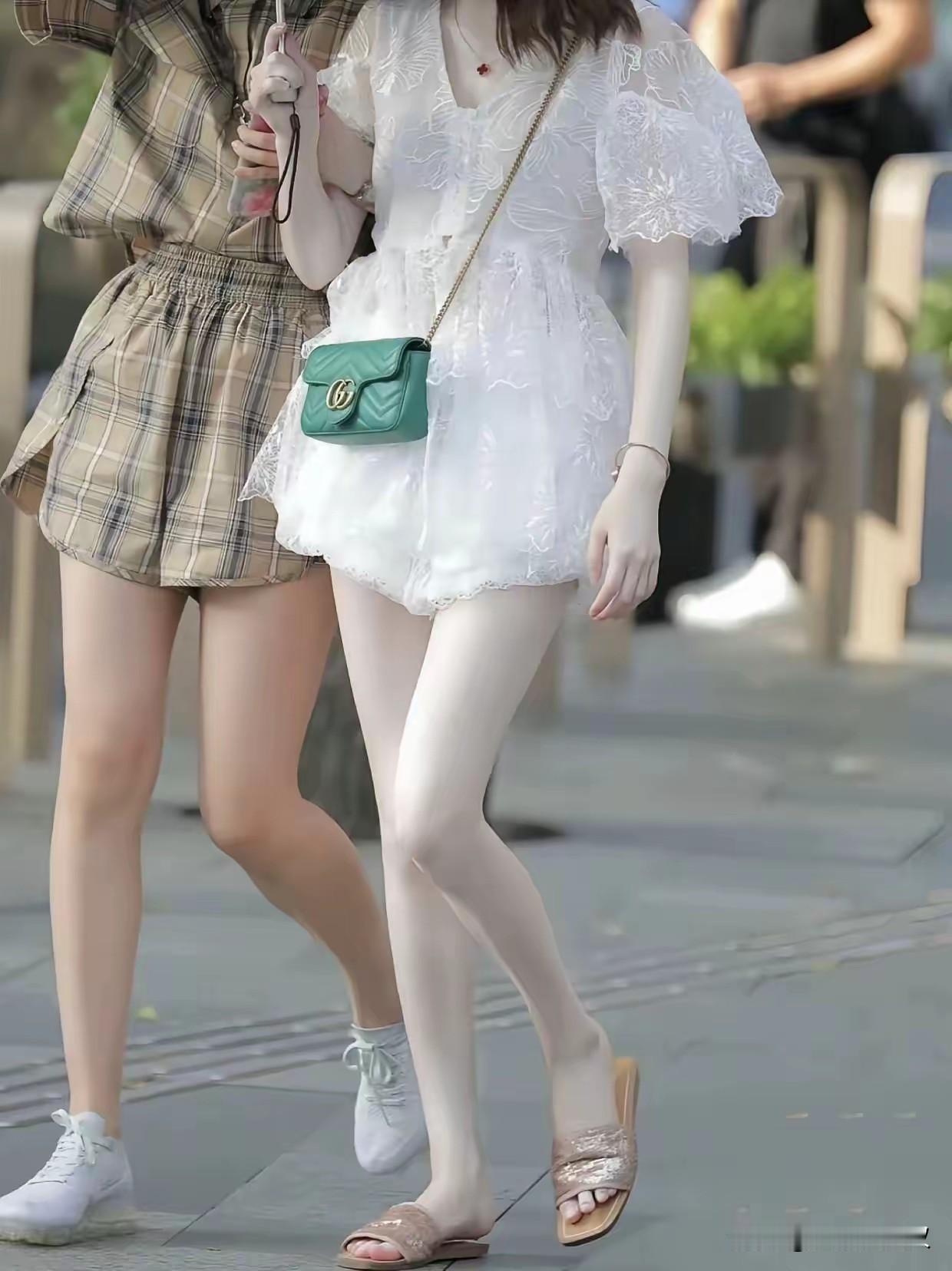 皮肤超白的女人真的很耀眼，也很震撼，你们在街上遇到了就知道了，不过特别难，也许一