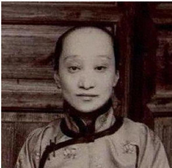 有一次，鲁迅母亲问儿媳朱安：“你一个女人，怎么就生不出孩子来？”听了这话，儿媳又