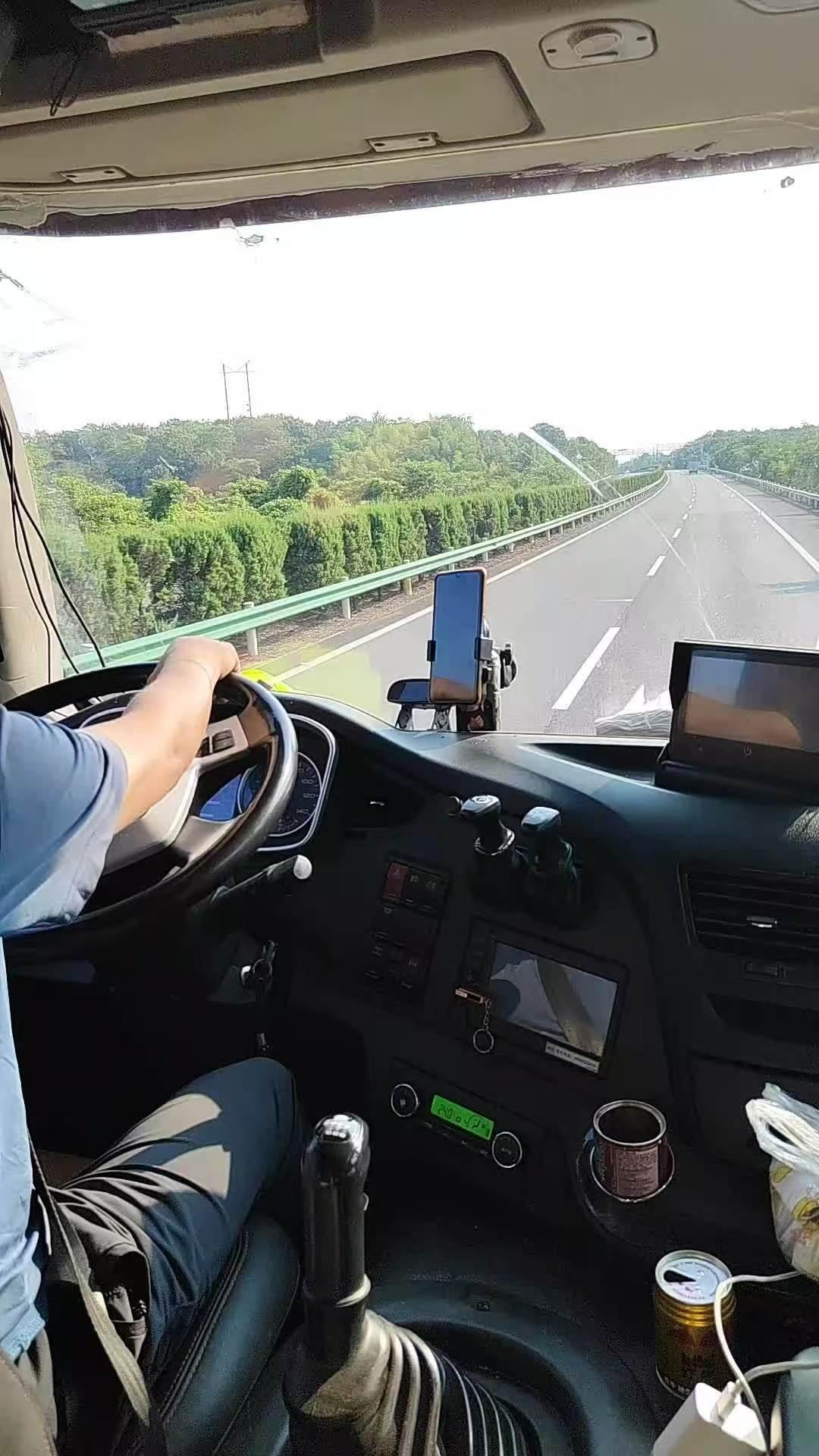 妥妥的被白嫖！内蒙古乌海，一大车司机出车路上寂寞难耐，背着妻女，与年长8岁的女子