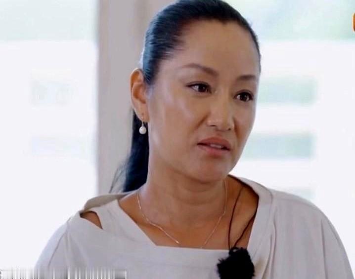 饭局上瞿颖直白发问黄晓明：“脸上做了多少医美项目？”黄晓明当时就慌了，瞿颖还不