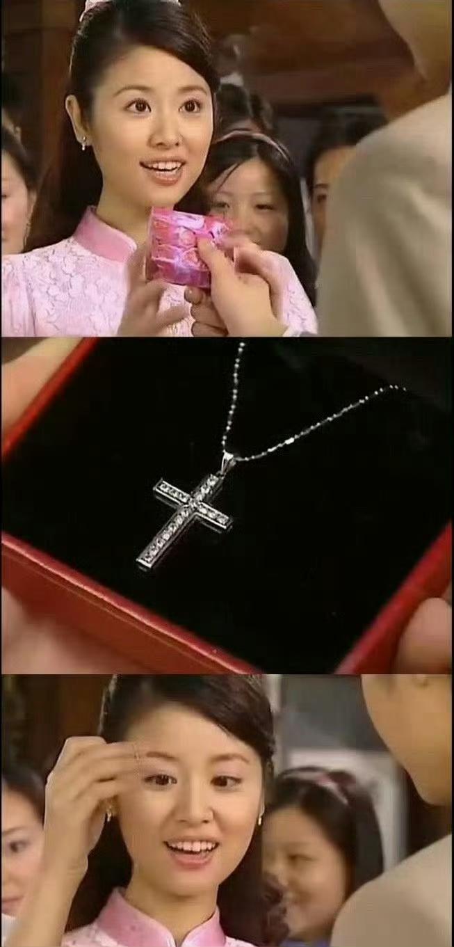 小时候看《情深深雨蒙蒙》光顾着看蛋糕了…才发现何书桓送给如萍的项链居然是卡地亚