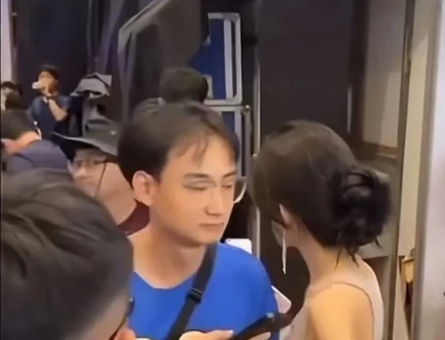 大家觉得这个到底是故意还是无意的看到车模，大家免不了都要都看几眼，谁让长