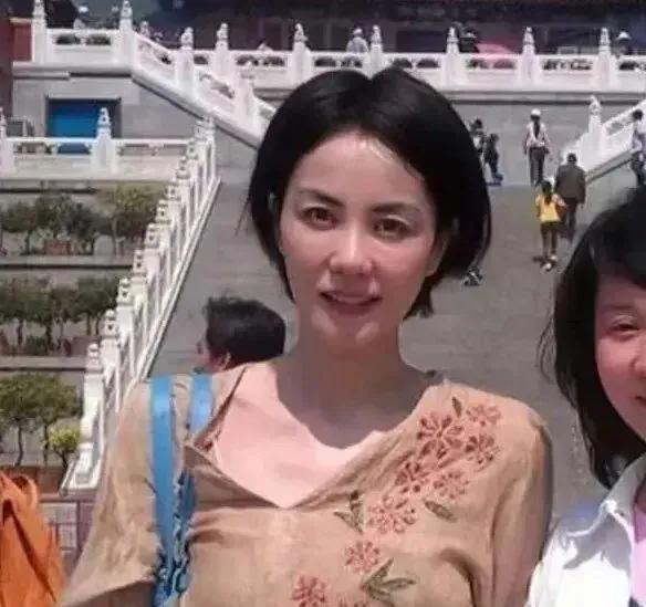 真是气死我了！刷到王菲一个人去寺庙礼佛的路透，直接被暴击——她穿素色长裙、背