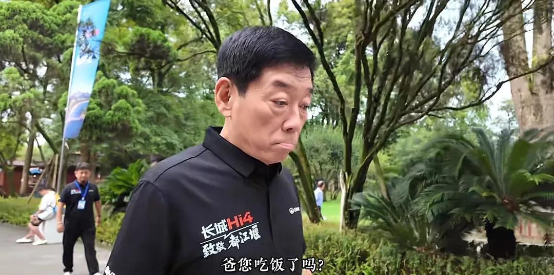 “爸，您吃饭了吗？”这句话不知道什么时候开始经常在魏建军的社媒评论区出现。日前在