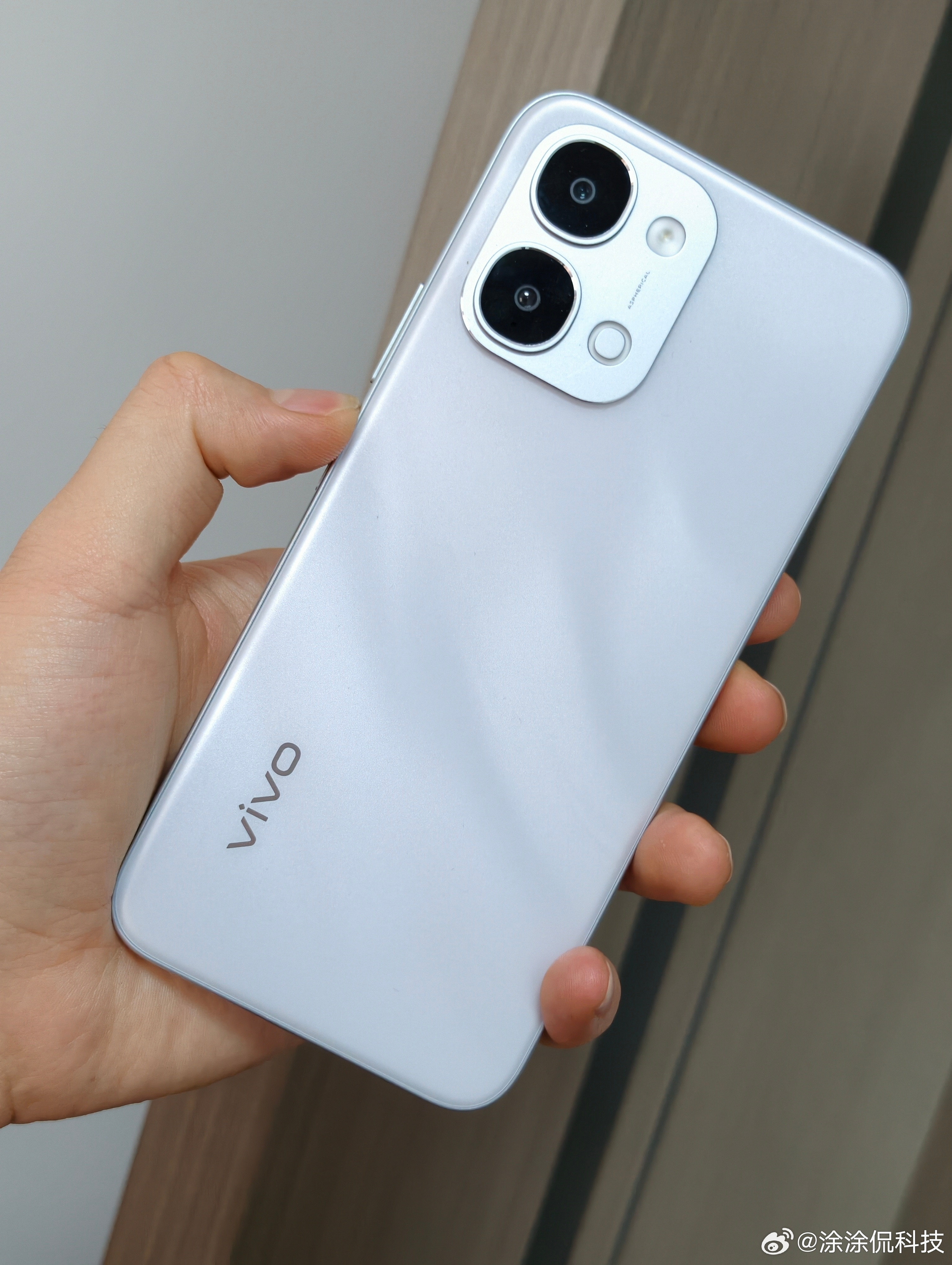 在入门机这块儿，Y500i绝对是有发言权的。谈几个感受不错的点：LCD屏幕看久了