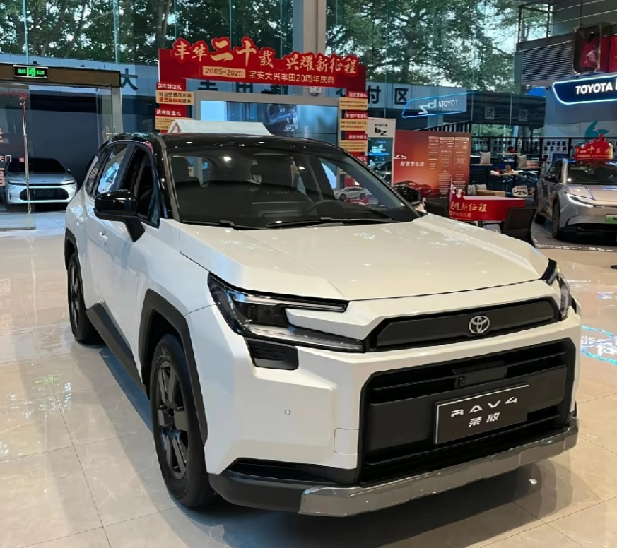 丰田全新RAV4提供多种动力选择，让人有点纠结。2.0L自然吸气版，两驱和四驱差