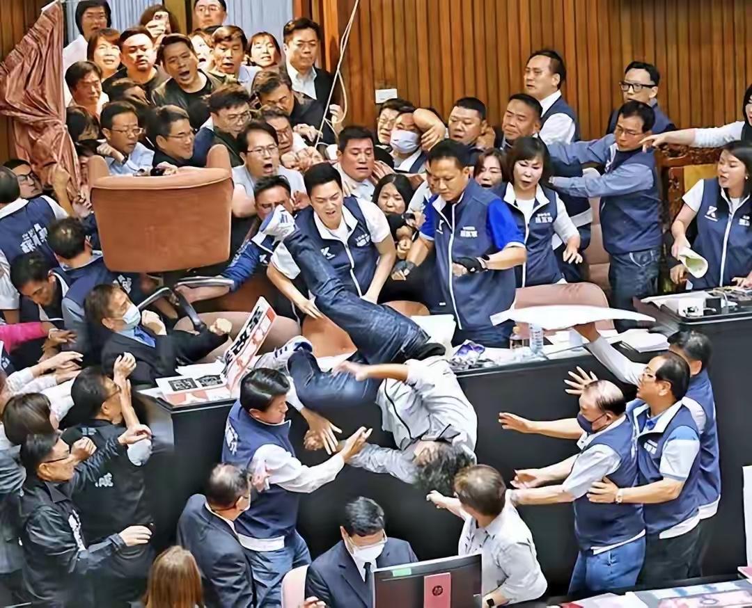 【直击太海】媒体：拆掉“民主台湾”的神主牌很长一段时间里，“民主台湾”四个字