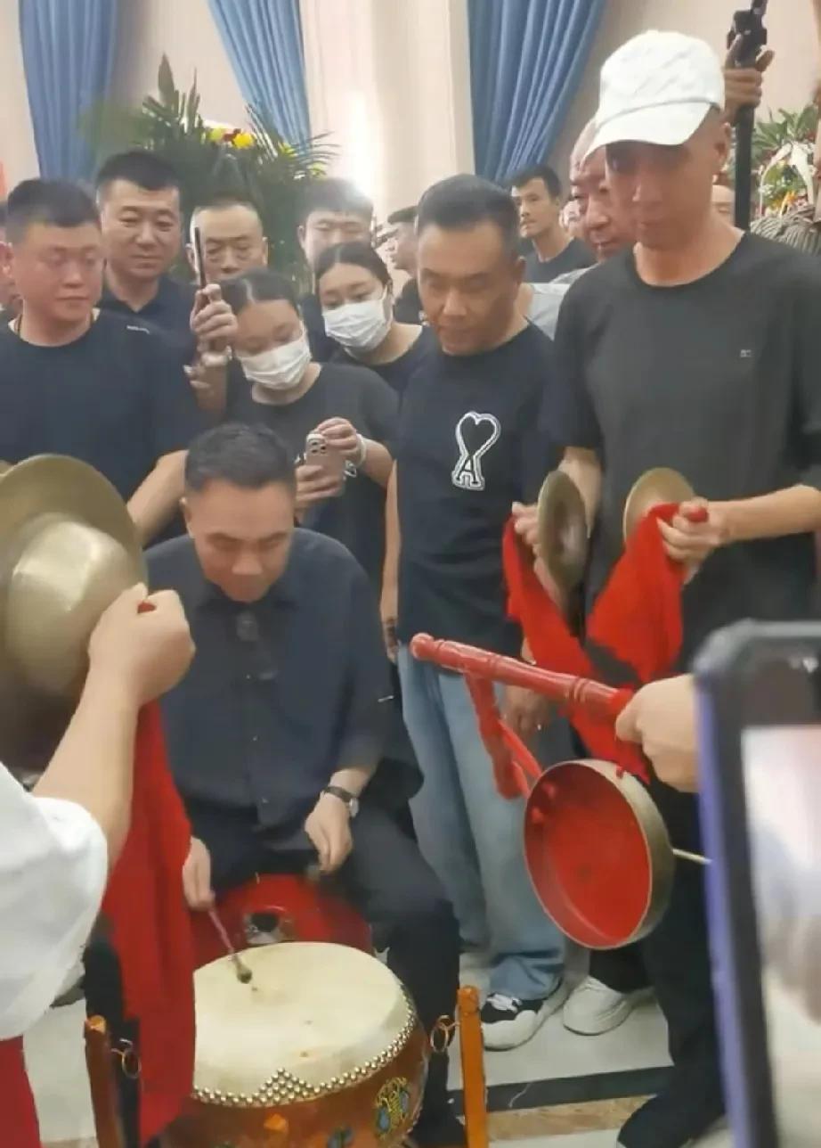 杨老五亲自打鼓，送父亲最后一程。好多人挑毛病，说杨老五眉开眼笑的，一点看不出伤心