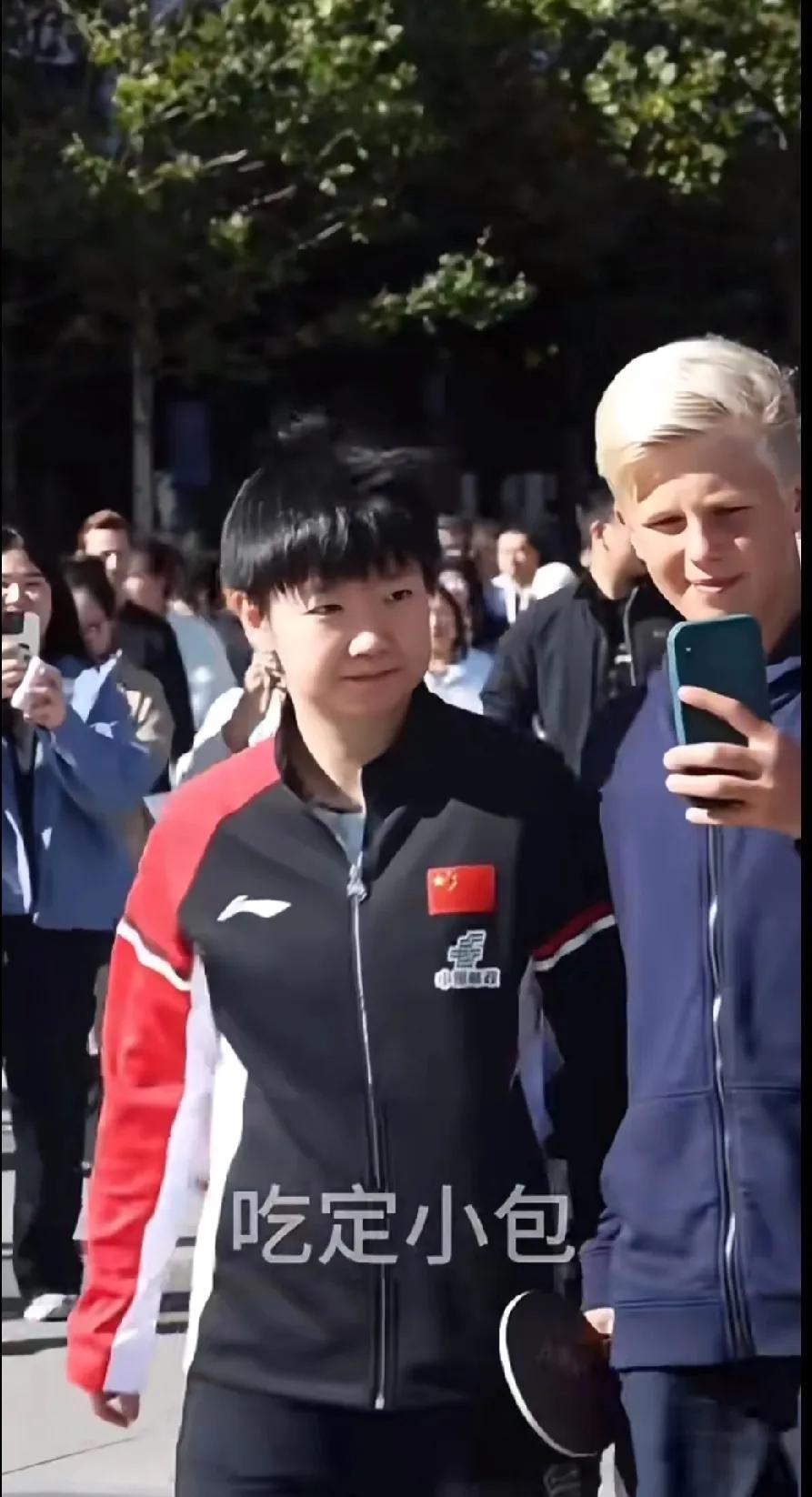 孙颖莎瑞典之行，暖心互动超圈粉在瑞典大满贯赛事期间，又捕捉到孙颖莎的超暖瞬