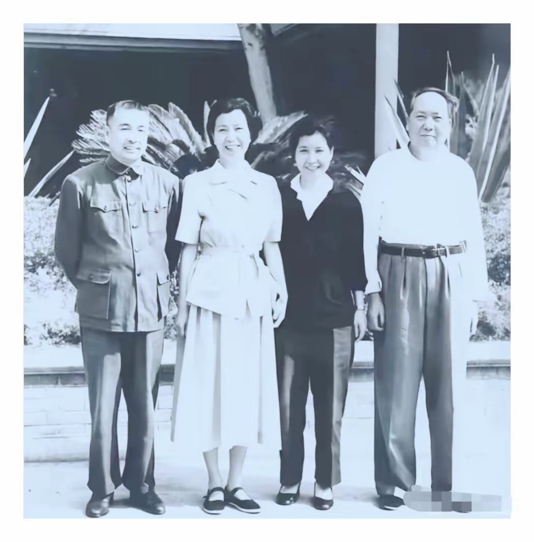 1959年夏天的毛泽东主席，在合影的右一。伟人普遍比其他人至少高半个头，那天穿的