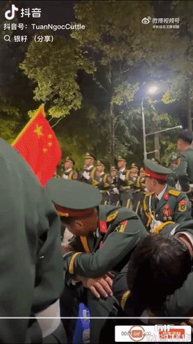 “你们看看别人家的[抠鼻]……”请问，旁边坐着的是军训的新生吗，大学生今年怎么