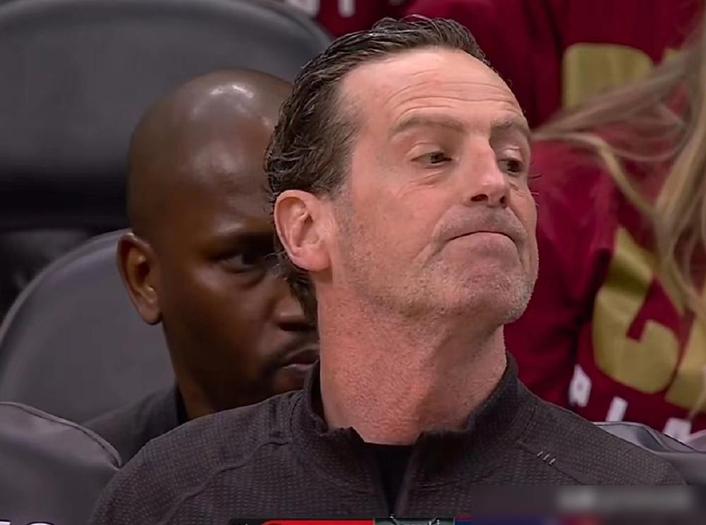 更衣室录音没找到，但哈登和米切尔只打了17次挡拆，这事瞒不住了。阿特金森嘴都