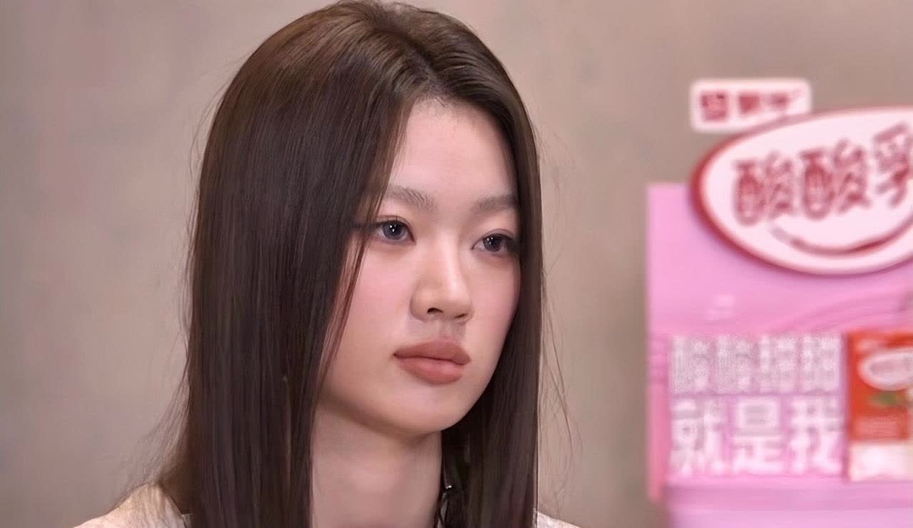单依纯今晚，估计要躲在被窝里哭了，不是因为歌手成绩倒数了，而是因为这