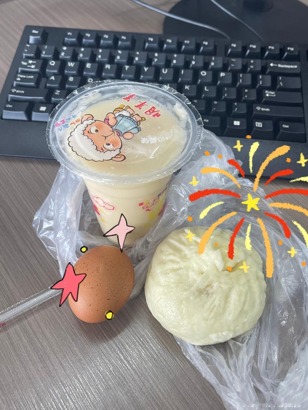 今早赶时间没做饭，拐进楼下的早餐摊，老板眼尖，老远就喊：“还是老样子？”我