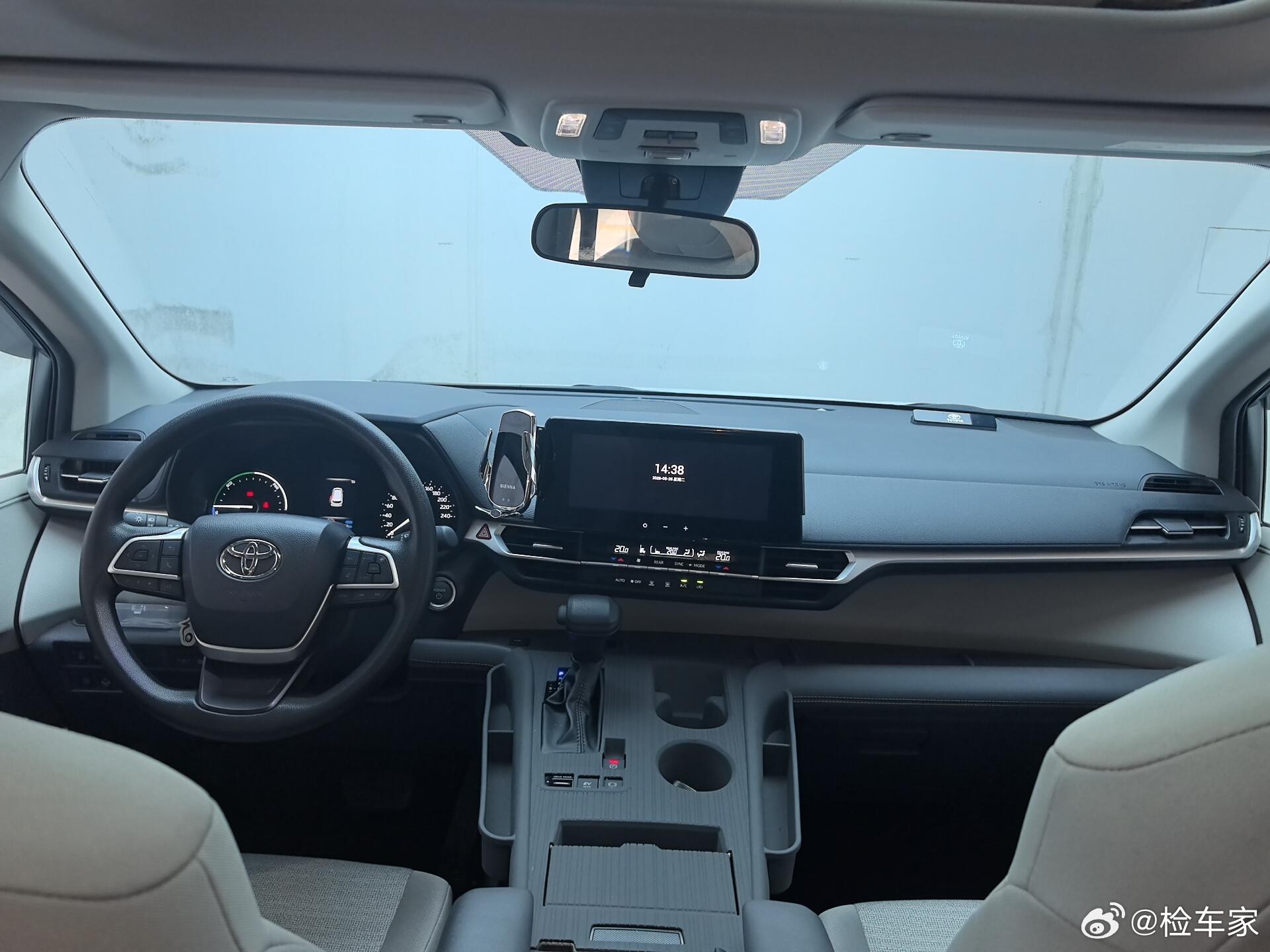 快2027了，标价将近30万的车，还是布座椅！它还没有电动后备箱，没有无钥匙进入