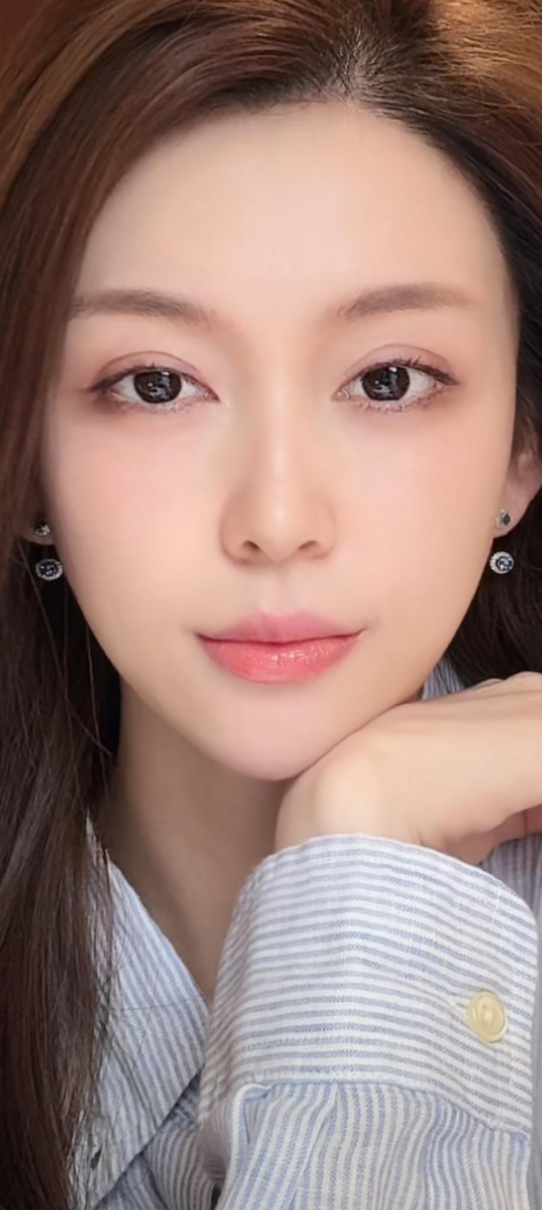 这位美女在微笑，好温柔哦！