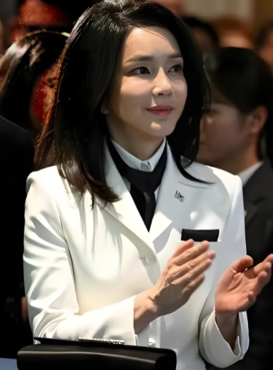 尹锡悦如果真是个好男人，就应该跟李在明做个商量，他认罪，换取妻子金建希的自由。韩