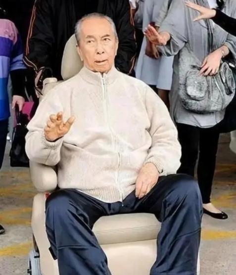 何鸿燊是个谜！2009年，88岁何鸿燊各脏器就已衰竭，但他直到2020年才死亡，