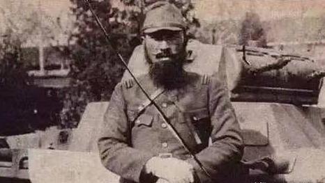 抗日战争时期，一个日本军官对着中国士兵练习枪法，在连续射杀八个中国士兵，准备杀第