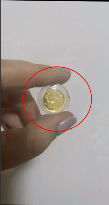 女子香皂里洗出金币，这运气没谁了！安徽一女子洗澡，从香皂里搓出个金光闪闪的