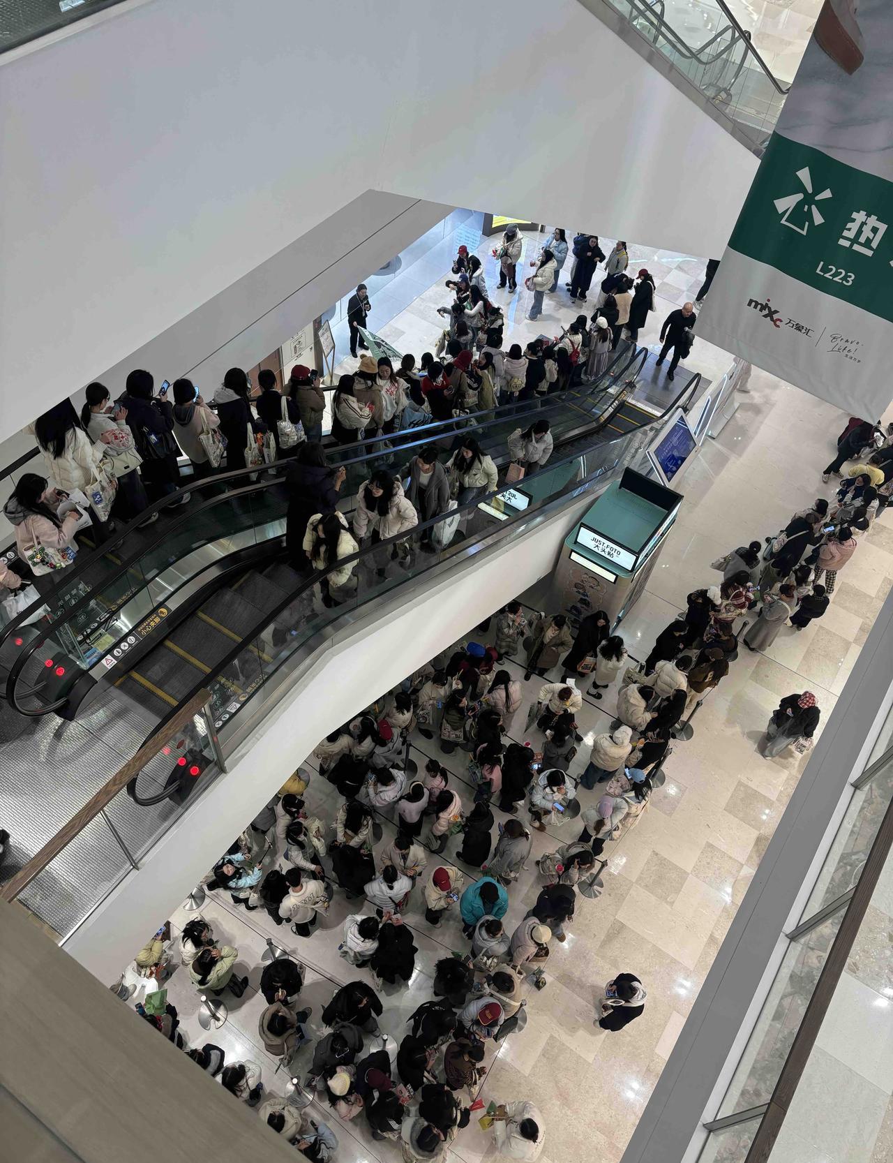 年会现场一半观众，根本不知道台上是谁。我截住一位提前离场的80后大哥。他摆手