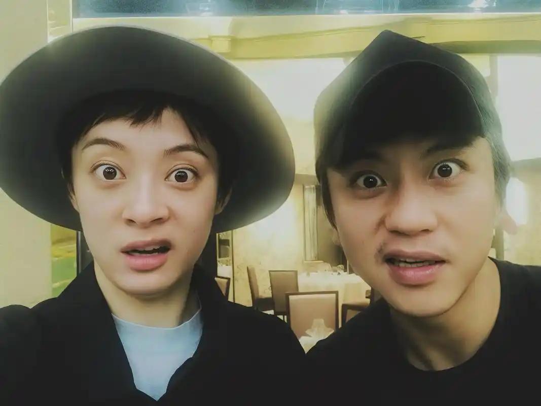 孙俪邓超一家四口真有意思，孙俪出门拍戏前还得给家里画俩黑板报，原因是她拍戏一拍几