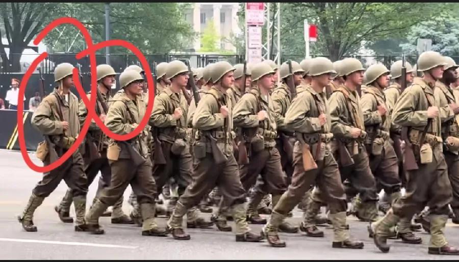 美国阅兵，拉胯到什么地步？戴军盔都不系带！这个百人方队，我瞅了半天，只有2个人系