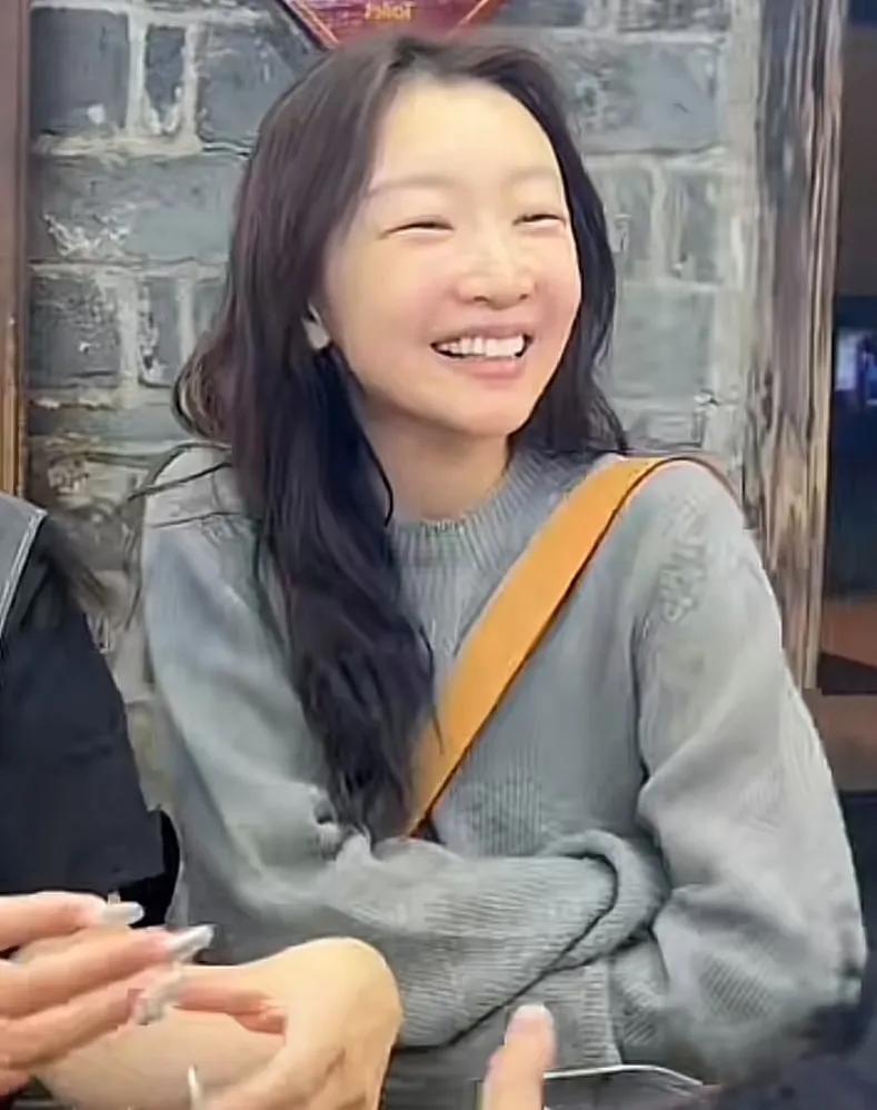 没想到影后素颜也这么路人，瞬间治好容貌焦虑了，网友直呼走路上真不敢认，跟电视上判