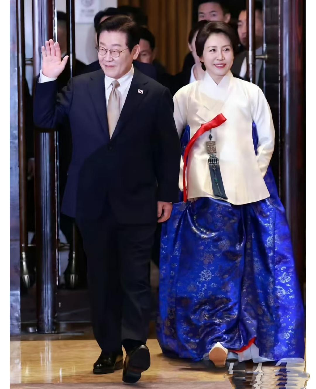 李在明做梦都没有想到此次访问中国他的夫人金惠景却意外的爆火因为大家都情不自