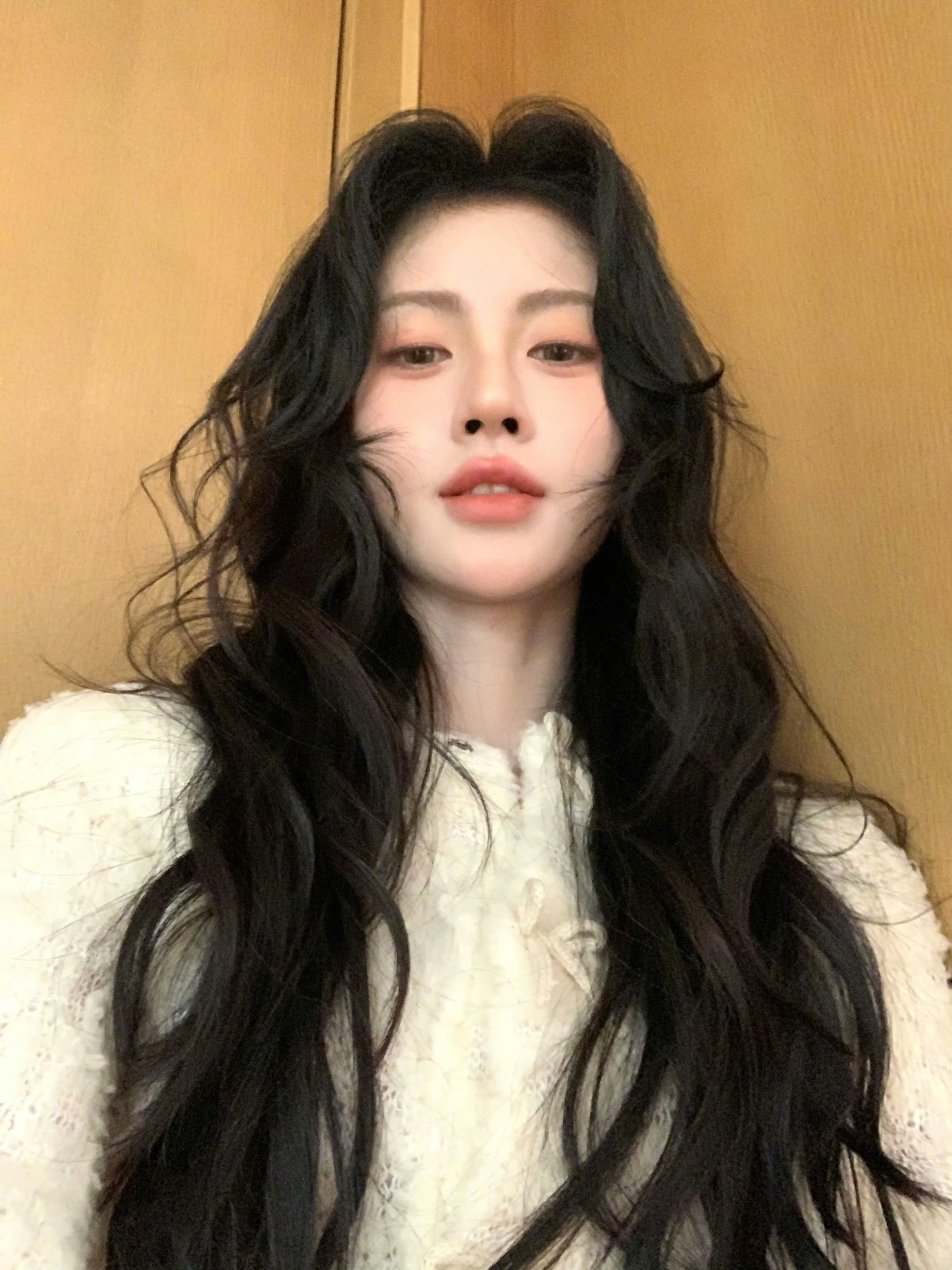 鞠婧祎营业了，清库存，姐手机里还有多少张美照啊，一次清空了呗❗️