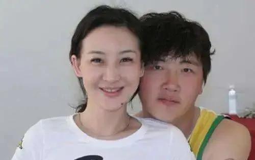 1999年，走红之后的孙楠甩掉了同住10年的女友辛欣，转头娶了早有默契的买红妹。