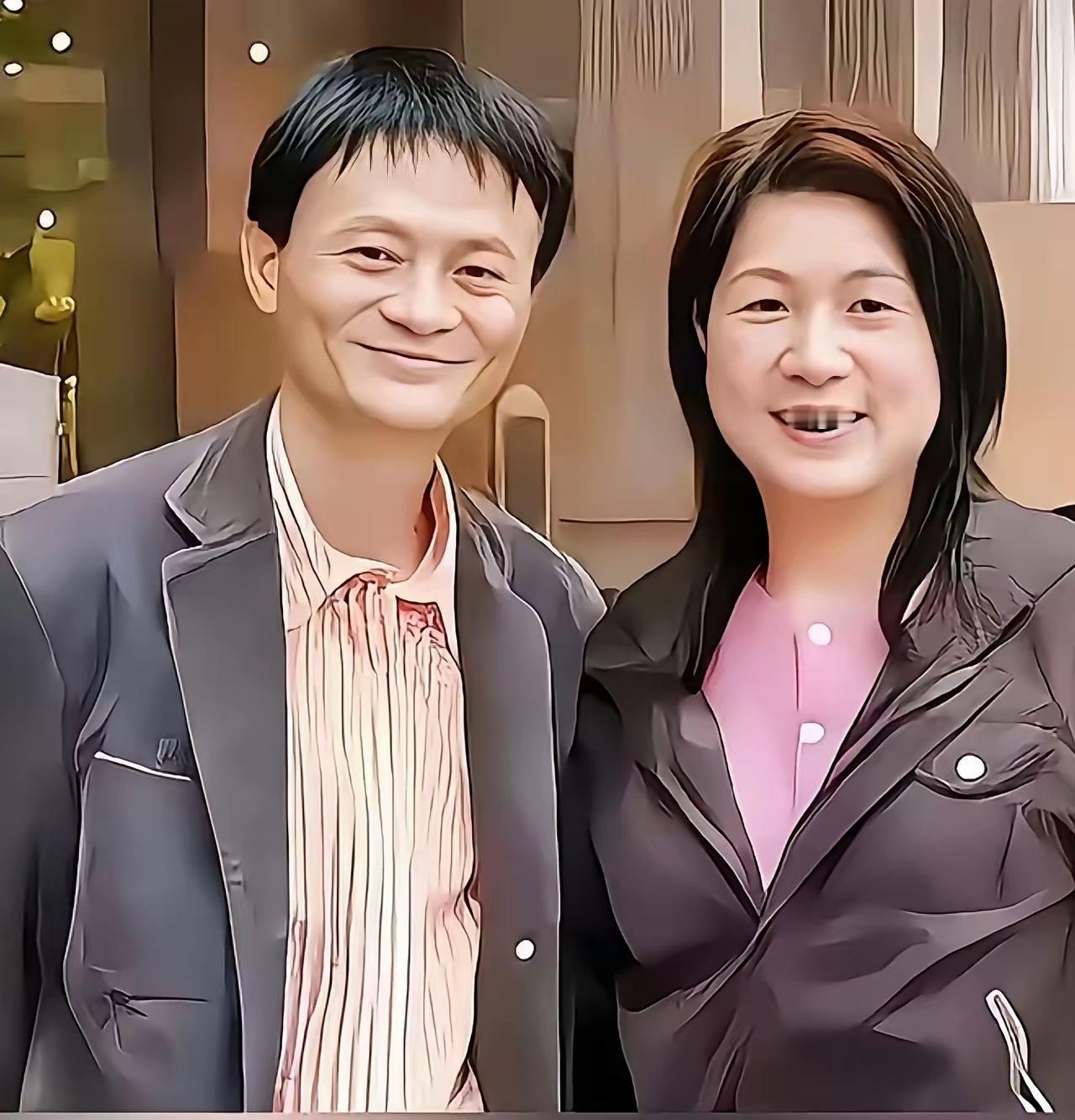 马云的夫妻照，真有夫妻相。马云的妻子张英就是一个旺夫的女人，满脸的福相。