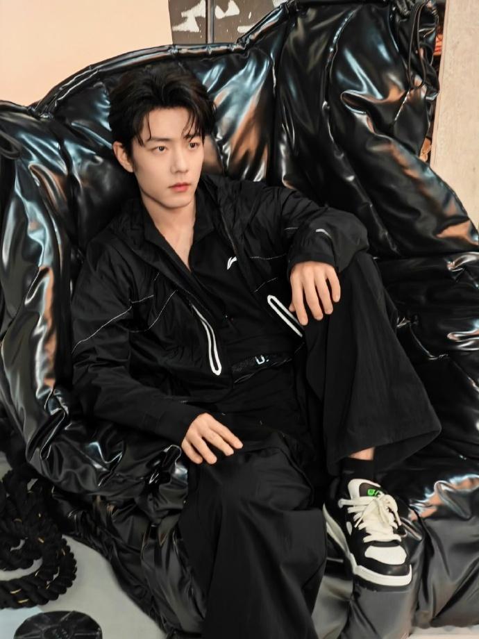 车展采访肖战粉丝车展偶遇肖战粉丝线下随处都能偶遇肖战粉丝，实实在在感受到他超高的